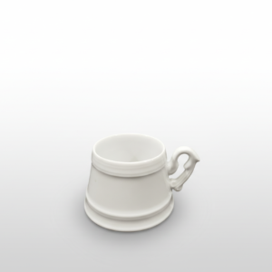 Elegantiška balta puodelio formos indų detalė su puošnia rankenėle, nufotografuota ant balto fono.