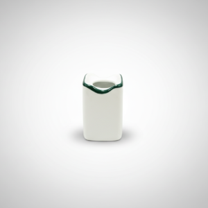 Stačiakampio formos baltas keraminis indelis 35 ml talpos su banguotu, tamsiai žaliu krašteliu, nufotografuotas iš priekio.