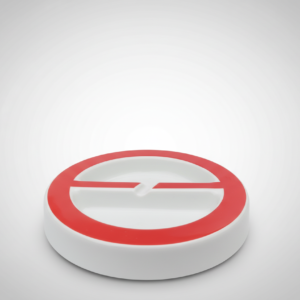 Balta apvali plastikinė lėkštė su skyriais 16 cm ir raudonu apvadu, nufotografuota ant šviesiai pilko fono.