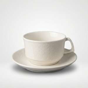 Išskirtinio dizaino, grublėto paviršiaus baltas 250 ml puodelis su lėkštute, stovintis ant šviesaus fono.