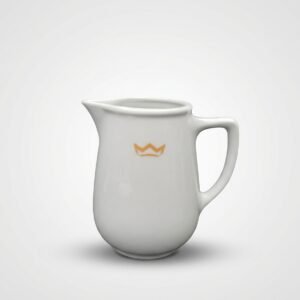 Baltas pieno ąsotėlis 460 ml su auksine karūna, stovintis ant balto paviršiaus.