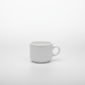 Baltas puodelis 180 ml su rankenėle, nufotografuotas ant balto fono iš priekio.