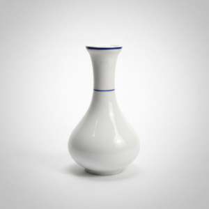 Elegantiška balta keraminė vaza 14 cm aukščio, lašo formos pagrindu ir siauru kakleliu, papuoštu mėlynomis linijomis.