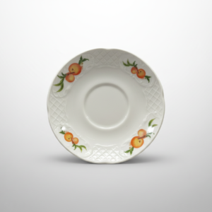 Elegantiška balta lėkštutė R 13 cm, dekoruota tapytais persikais ir reljefiniais raštais ant kraštų, nufotografuota iš priekio.