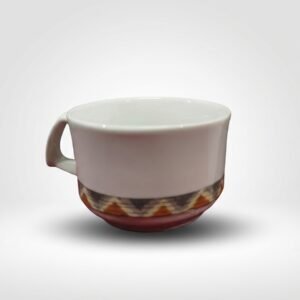 Baltas keramikinis puodelis 130 ml su geometriniu raštu apačioje, nufotografuotas baltame fone.