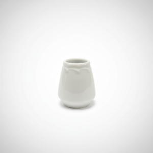 Mažas baltas porcelianinis 70 ml indelis su reljefiniu raštu viršuje, stovintis ant balto fono.