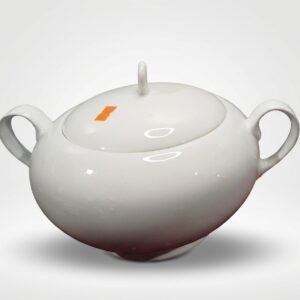 Klasikinės formos balta porcelianinė sriubinė su dangčiu ir dvejomis rankenėlėmis, nufotografuota ant neutralaus fono.