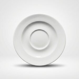 Iš priekio nufotografuota apvali balta lėkštutė puodeliui 13 cm, pastatyta ant lygaus balto paviršiaus.