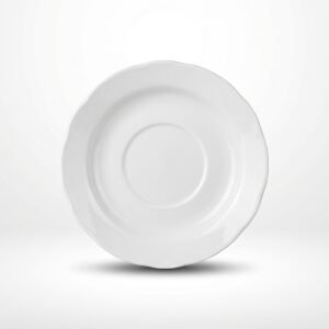 Iš priekio nufotografuota blizgi balta lėkštutė 17 cm skersmens su banguotais kraštais, stovinti ant balto paviršiaus.