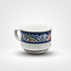 Baltas mažas 110 ml puodelis su mėlynais, raudonais ir žaliais raštais, nufotografuotas baltame fone.