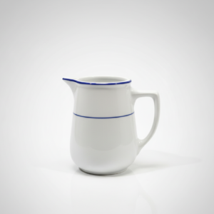 Šviesiame fone nufotografuota elegantiška balta keraminė ąsotėlė 235 ml su plonu mėlynu apvadu ir juostele.
