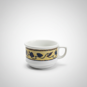 Baltas keraminis puodelis 245 ml su geltona ir mėlyna ornamentų juosta, nufotografuotas baltame fone.