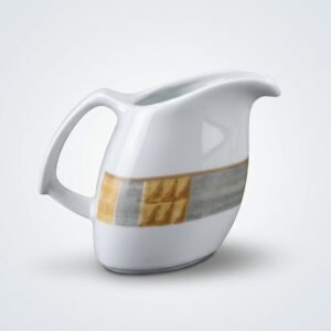 Baltas keraminis pieno ąsotėlis 185 ml su geltonos ir pilkos spalvos geometriniu raštu, nufotografuotas šviesiame fone.