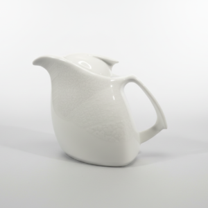 Baltas porcelianinis ąsotėlis 345 ml su dangteliu ir rankena, stovintis ant šviesaus paviršiaus.