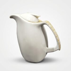 Baltas, blizgus 365 ml ąsotėlis su gelsva raštuota rankenėle ir dangteliu, nufotografuotas baltame fone.