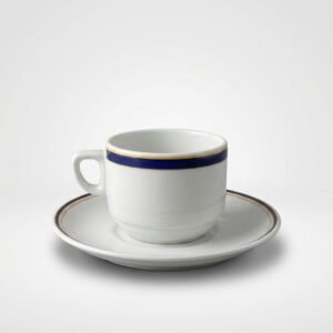 Baltas keramikinis puodelis su lėkštute 210 ml, dekoruotas kontrastingomis mėlynos ir aukso spalvos juostelėmis.