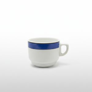 Baltas puodelis 100 ml su plačia mėlyna juostele, nufotografuotas ant balto pagrindo iš šono.