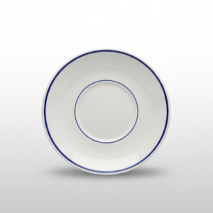 Klasikinio dizaino balta lėkštė 17 cm skersmens su siauru mėlynu apvadu, nufotografuota iš viršaus baltame fone.