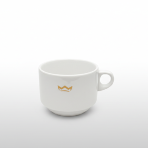 Iš priekio nufotografuotas baltas puodelis 270 ml, papuoštas nedidele auksine karūna, stovintis ant balto paviršiaus.