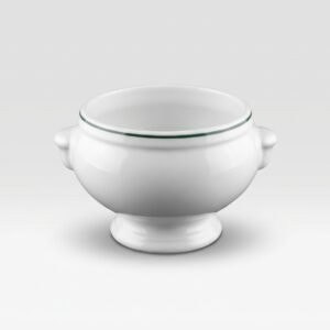 Baltas keraminis sriubos dubenėlis 415 ml su dviem ąselėmis ir plona žalia juostele viršuje, nufotografuotas baltame fone.