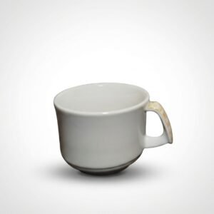 Elegantiškas balta keraminė puodelis 95 ml su gelsvu dekoru ant auselės, nufotografuotas baltame fone.