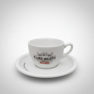Baltas keramikinis RARE BEANS MARCILLA puodelis su lėkštele 190 ml, stovintis ant balto paviršiaus.