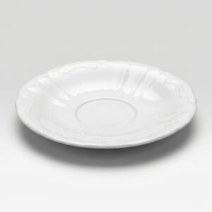 Elegantiška balta lėkštutė 17 cm skersmens su banguotais kraštais, nufotografuota ant vienspalvio šviesaus fono.