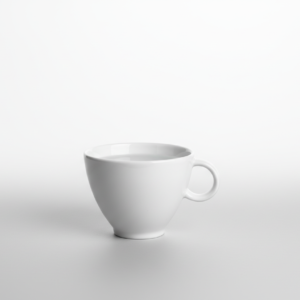 Klasikinės formos balta puodelis 135 ml, pripildytas vandens ir stovintis ant šviesaus pagrindo.