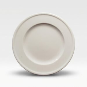 Iš priekio nufotografuota klasikinė balta lėkštė 28 cm skersmens, stovinti ant balto fono.