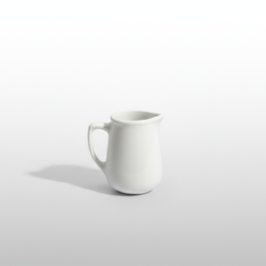 Baltas porcelianinis grietinėlės ąsotėlis 55 ml su rankenėle, stovintis ant šviesaus pagrindo.