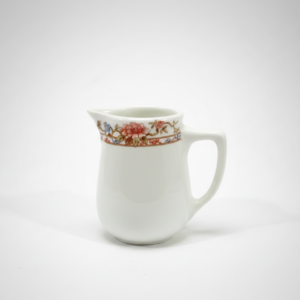 Baltame fone nufotografuotas elegantiškas porcelianinis pieno ąsotėlis 160 ml su spalvingu gėlių raštu aplink viršų.