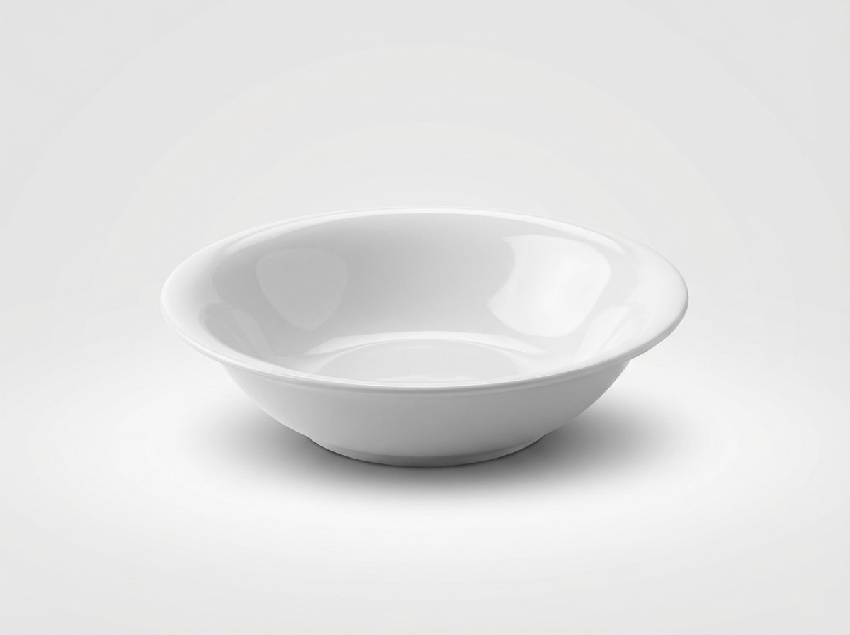 Elegantiškas, blizgaus paviršiaus balta dubenėlis 22 cm skersmens, nufotografuotas ant balto fonas, kad išryškėtų jo forma.