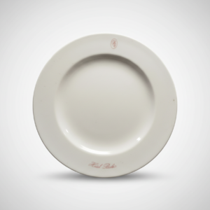 Balta apvali Hotel Baba lėkštė su rožiniu logotipu, nufotografuota iš viršaus ant šviesaus fono.