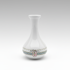 Elegantiška balta dekoruota vazelė su gėlių ir juostelių ornamentais, stovinti ant šviesaus vienspalvio fono.