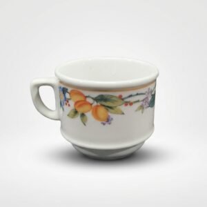 Baltas keramikinis puodelis 100 ml, dekoruotas spalvotais vaisiais ir gėlėmis, stovintis ant šviesaus fono.