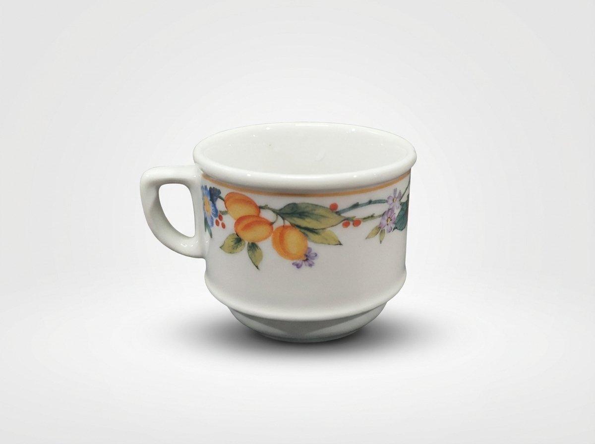 Baltas keramikinis puodelis 100 ml, dekoruotas spalvotais vaisiais ir gėlėmis, stovintis ant šviesaus fono.