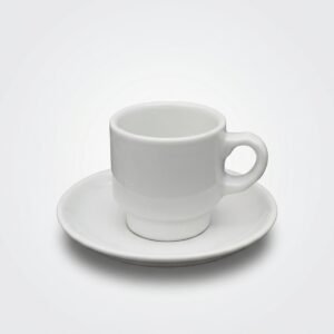 Baltas keramikinis kavos puodelio ir lėkštutės komplektas, nufotografuotas ant neutralaus šviesaus fono.