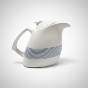 Elegantiškas baltas porcelianinis pieno ąsotis 330 ml su pilkų horizontalių linijų raštu, nufotografuotas baltame fone.