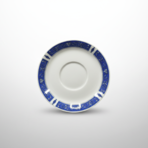 Iš viršaus nufotografuota balta porcelianinė lėkštutė 14 cm, kurios kraštus puošia mėlynas ir sidabrinis ornamentas.