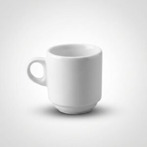 Klasikinio dizaino baltas puodelis 100 ml, pagamintas iš porceliano, nufotografuotas iš priekio ant šviesaus fono.