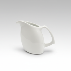 Elegantiškas baltas 180 ml pieno grietinėlės ąsotis su patogia rankenėle, nufotografuotas ant balto fono.