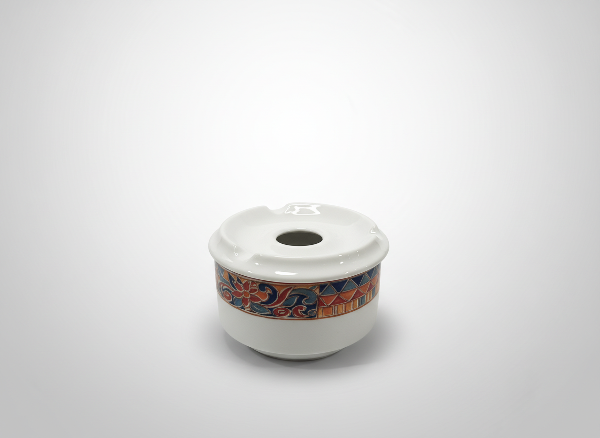 Baltas keraminis indelis su dangteliu 255 ml, dekoruotas spalvingu gėlių ir geometriniu ornamentu, nufotografuotas iš priekio.