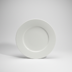 Klasikinio dizaino balta apvali lėkštė 21 cm, nufotografuota ant neutralaus šviesiai pilko fono.