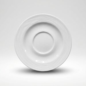 Klasikinio dizaino balta lėkštutė 12 cm skersmens, skirta puodeliui, nufotografuota iš viršaus baltame fone.