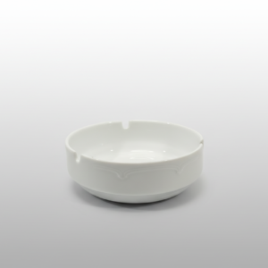 Apvali balta keraminė peleninė su įpjovomis cigaretėms, nufotografuota ant šviesaus fono.