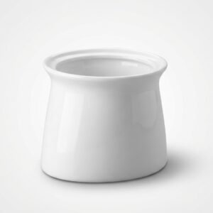 Elegantiška balta keraminė talpa 235 ml be dangtelio, stovinti ant šviesaus paviršiaus.