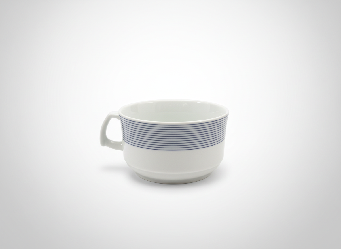 Klasikinio dizaino baltas puodelis 235 ml su pilkų horizontalių linijų raštu, nufotografuotas ant balto fono.