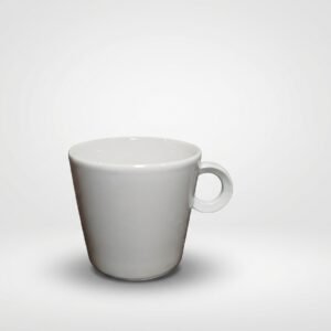 Baltas keramikinis puodelis 215 ml, stovintis ant šviesaus paviršiaus, matomas iš šono.
