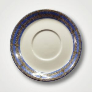 Balta lėkštė 17,5 cm su mėlynos ir auksinės spalvos ornamentais ant krašto, nufotografuota iš viršaus.