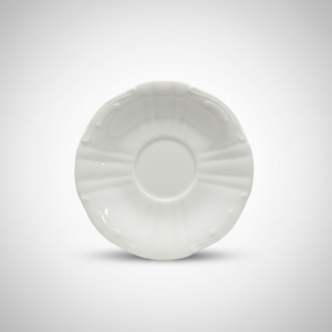 Klasikinio dizaino balta lėkštutė 13,5 cm kavos puodeliui, nufotografuota iš viršaus baltame fone.